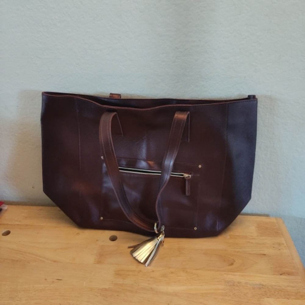 NWT $116 Bath & Body Works  VIP Tote  leather Bag  Large‎ Zipper 19.5” x 12”